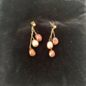 Gold earrings with pearls